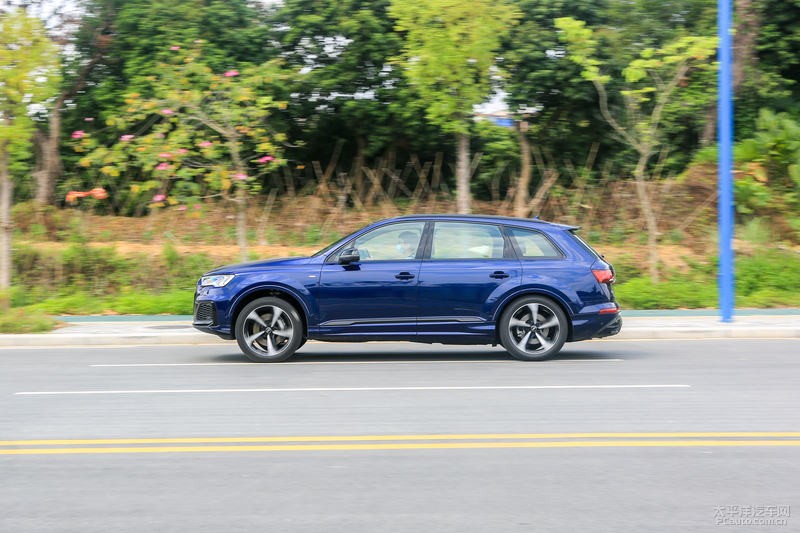 68.98万元起全新奥迪q7无畏登场,精致的霸气感新款奥迪q7实车