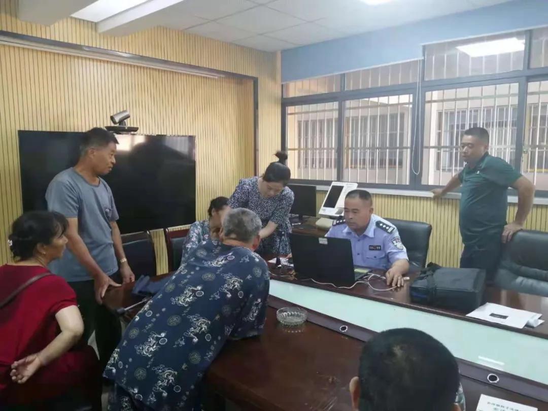 派出所开展指纹采集工作,社区民警入户走访登记信息