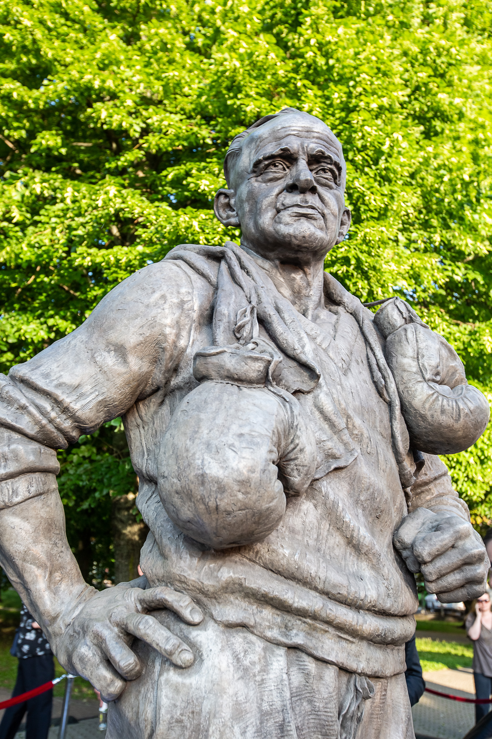 直面困苦，永不言弃！在首届奥斯威辛黑拳赛中夺冠的波兰拳王