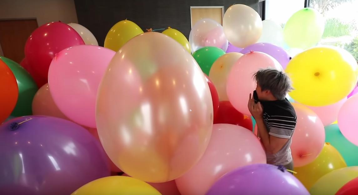 用100万个海洋球填满房间,50万个海洋球装在房间