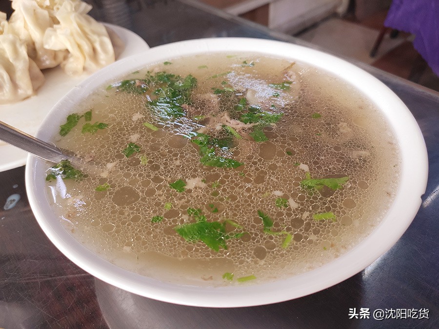 老板抽冷子就嗷一嗓子，别害怕，那是在告诉后厨给你添汤