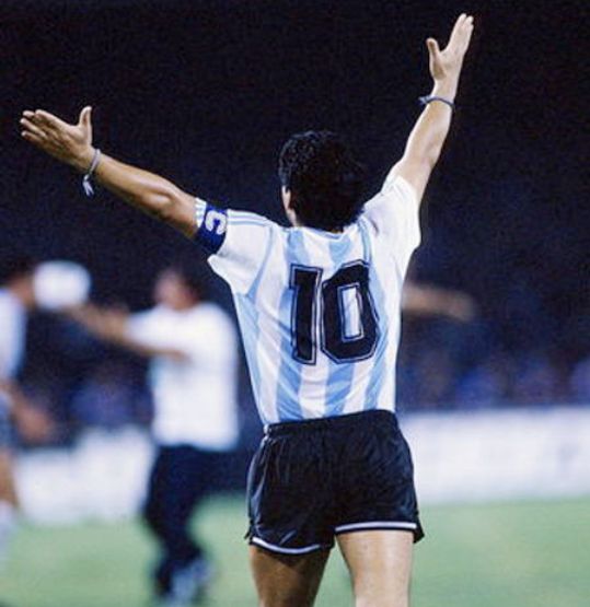 马拉多纳球王踢法,真王者