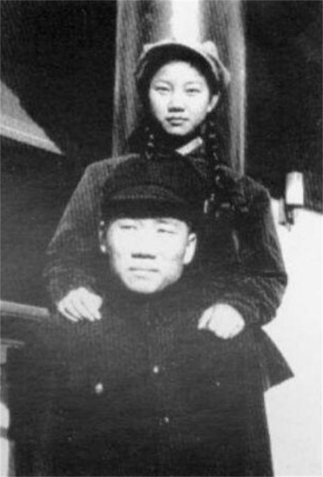 2018年，刘思齐儿子，女儿纪念主席诞辰125周年，表情严肃凝重