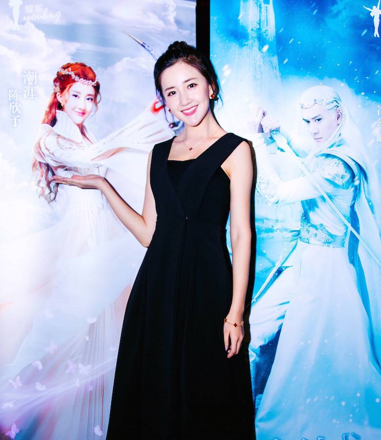 《倚天屠龙记》她是最美殷素素,今轻纱蛋糕裙,娇嫩得不像29岁