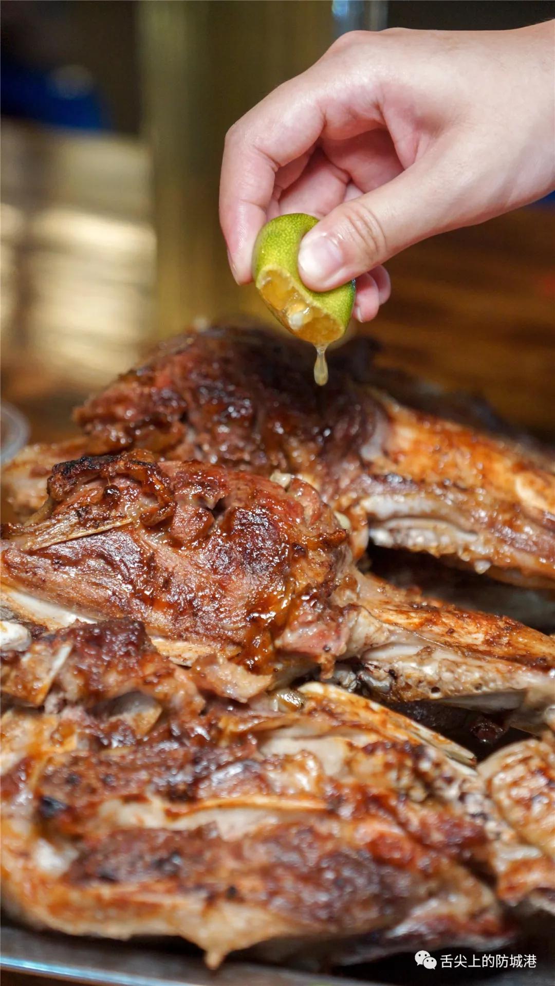 你愿意把夜晚交给谁？是舞台上的高跟鞋，还是大排长龙的宵夜摊