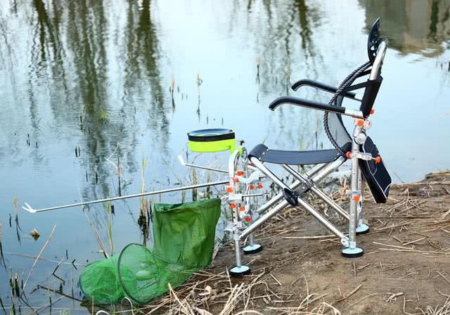 新手选择钓椅和钓箱哪个实用,到底是钓箱好还是钓椅好