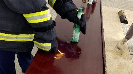 气球爆燃致女子烧伤,女子喷洒杀虫剂爆炸