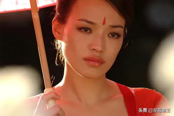 8位标准的都市美女，古装扮相略显违和，一换上现代装就艳丽逼人