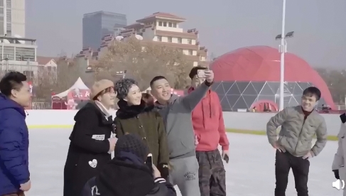 花滑选手表演赛,花滑世界冠军扮猪吃老虎