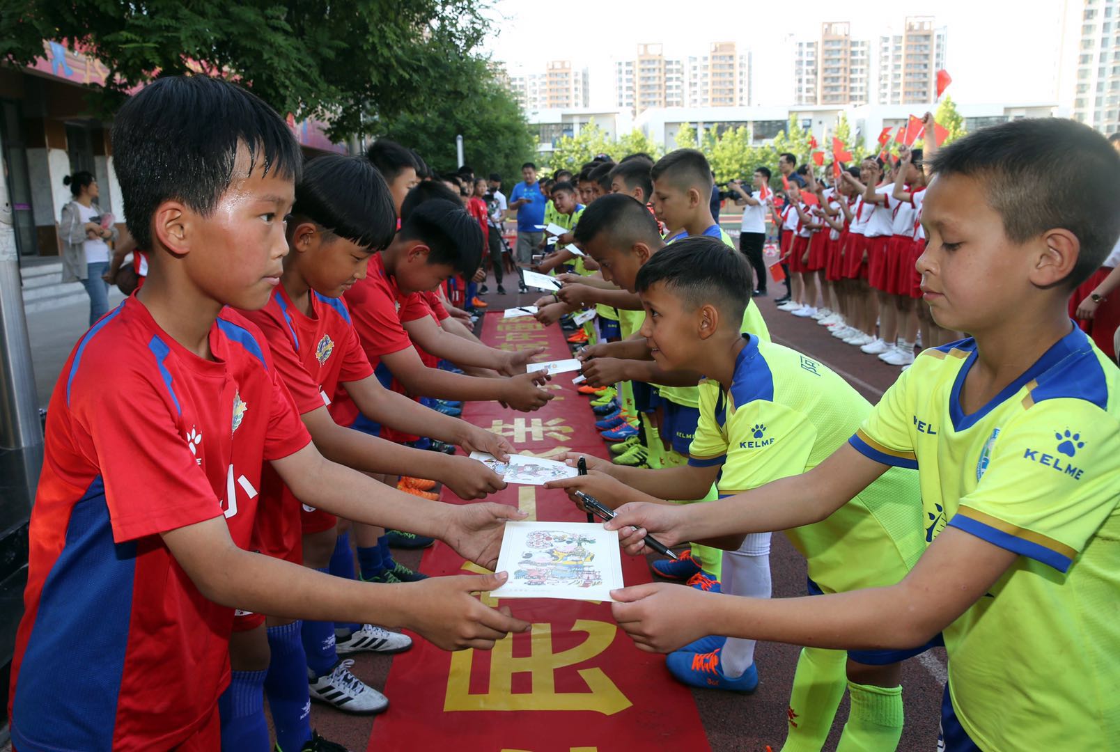 一场友谊赛两地连心情，津南、和田两地足球小子以球会友