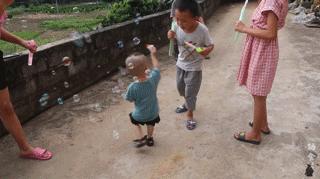 大爷造鲁班凳,60岁中国大爷徒手做鲁班凳