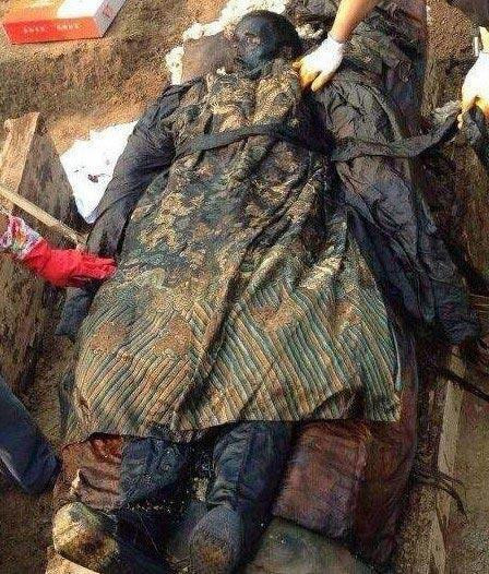 挖出龙袍的干尸,古墓发掘出现龙袍干尸