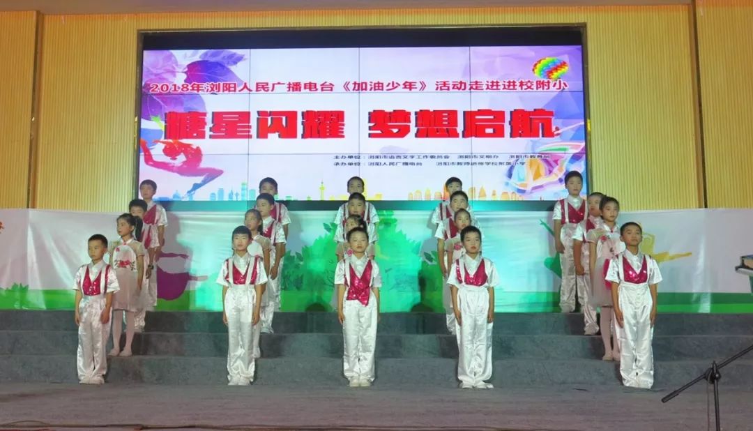 加油少年未来可期锣鼓喧天迎开学,加油少年未来可期送娃上学