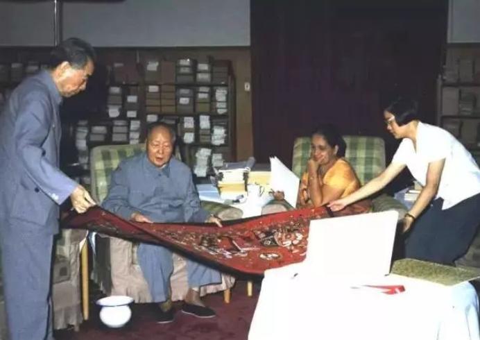 女翻译唐闻生：跟随毛主席10年，43岁转铁道部奋战13年，一生未婚