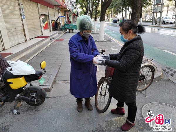 凡人“疫”举丨值守“三无社区”累到心脏早搏她说：“我不想当英雄，但也不能当逃兵”