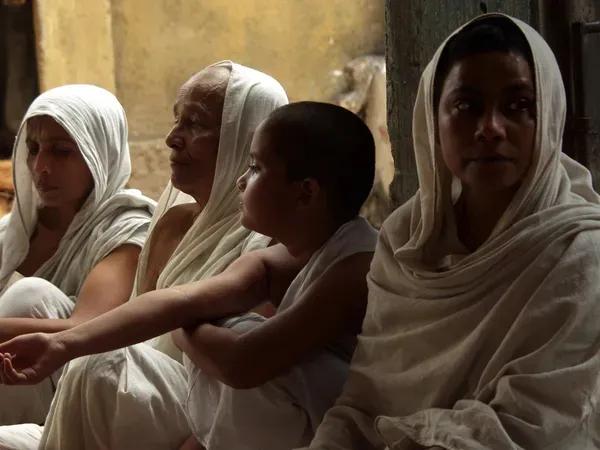 印度贫民窟揭露真实人性,揭露印度妇女的悲惨生活