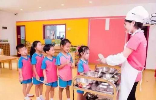 萌宝从幼儿园回来，说在饭菜里看到了大苍蝇，家长沟通后笑坏了