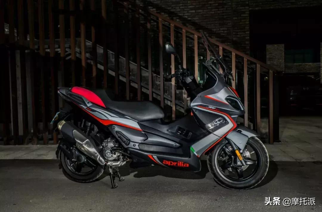 这是一辆让人爱恨交加的大踏板,阿普利亚SRMAX300综合测评-上
