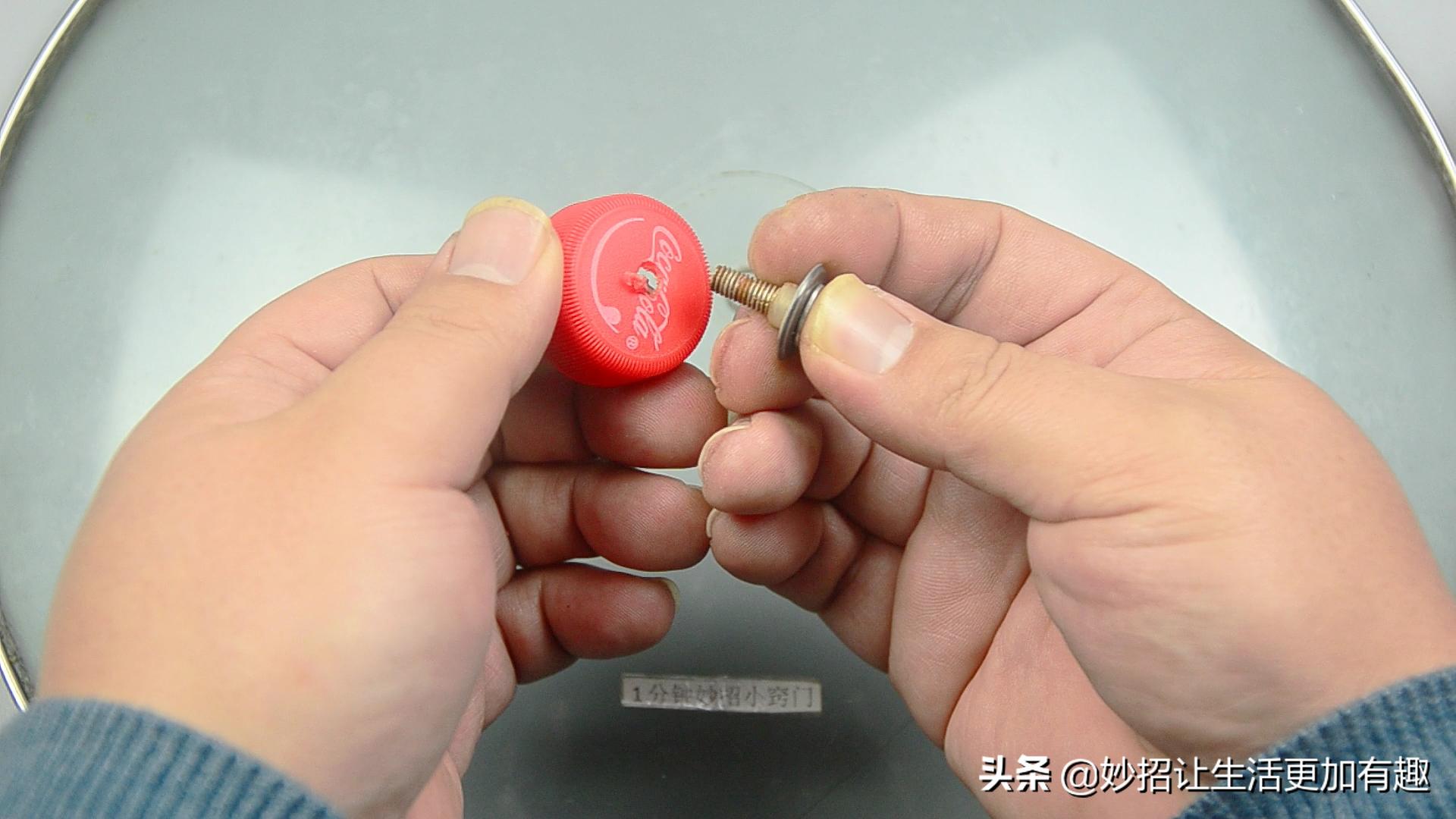 炒菜的锅的把手坏了怎么办,炒菜的时候锅盖扣住了怎么办