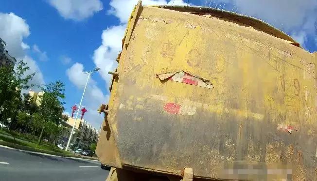 金湾两名男子被“枣核钉”误伤！血流不止！原来竟是泥头车惹的祸！