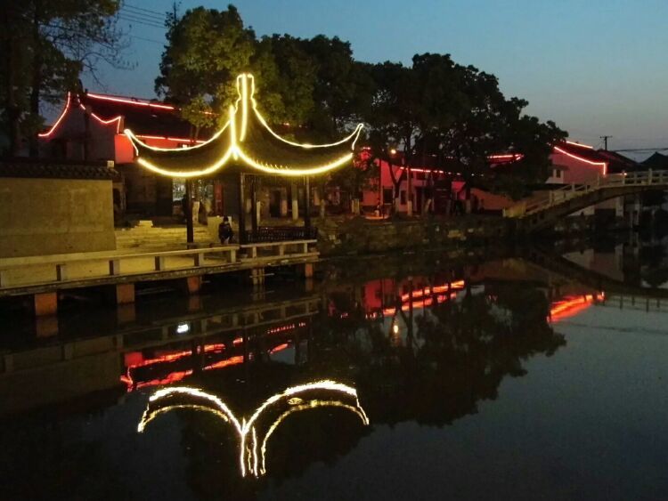 王店古称梅里，始建于五代后晋天福年间，距今有1000多年（2）。