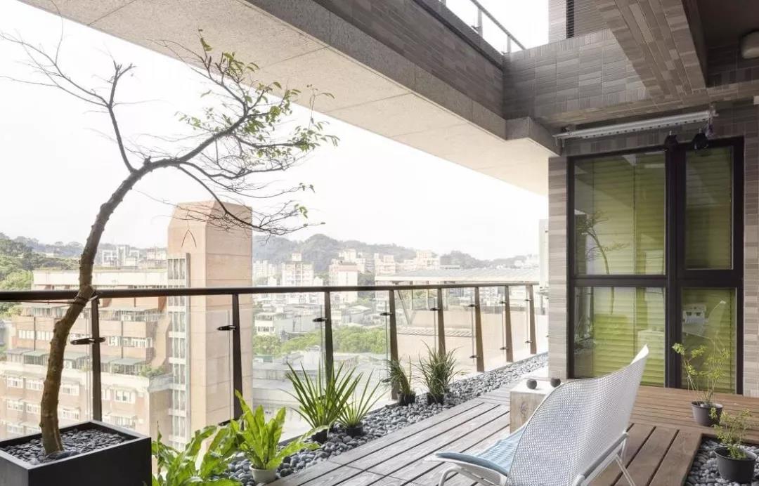 阳台贴什么样的瓷砖好看,没想到瓷砖上面铺地板也这么好看