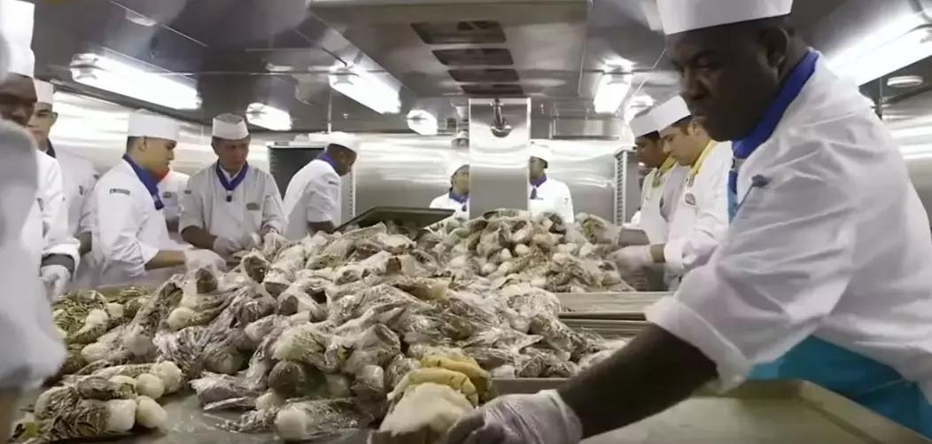 世界最大的豪华邮轮伙食,世界上最大游轮美食