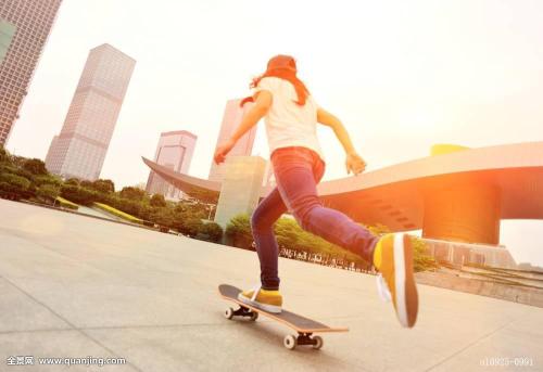 公共滑板场扔掉小孩滑板车,公共滑板场滑手被打