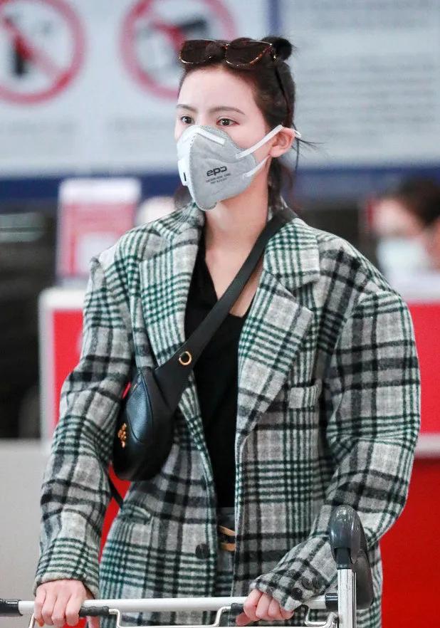 防疫造型大赛第二弹，杨幂热巴刘雯...戴口罩也挡不住的时髦感