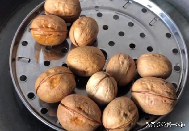 核桃去壳妙招不用放冰箱,核桃去壳技巧小视频