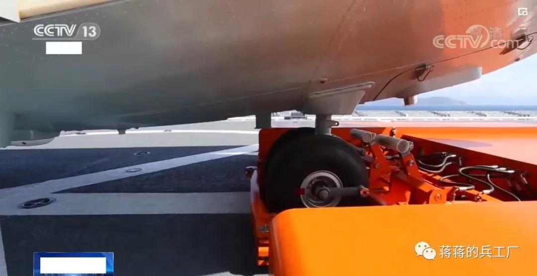 国产遥控飞机牵引车,中国新型航母牵引车