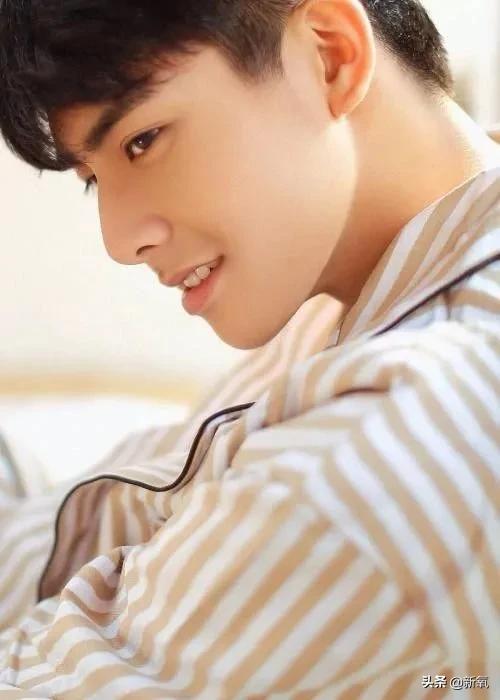 1米8大长腿，抿嘴笑爆红被吹顶级神颜，没想到竟然是照骗...