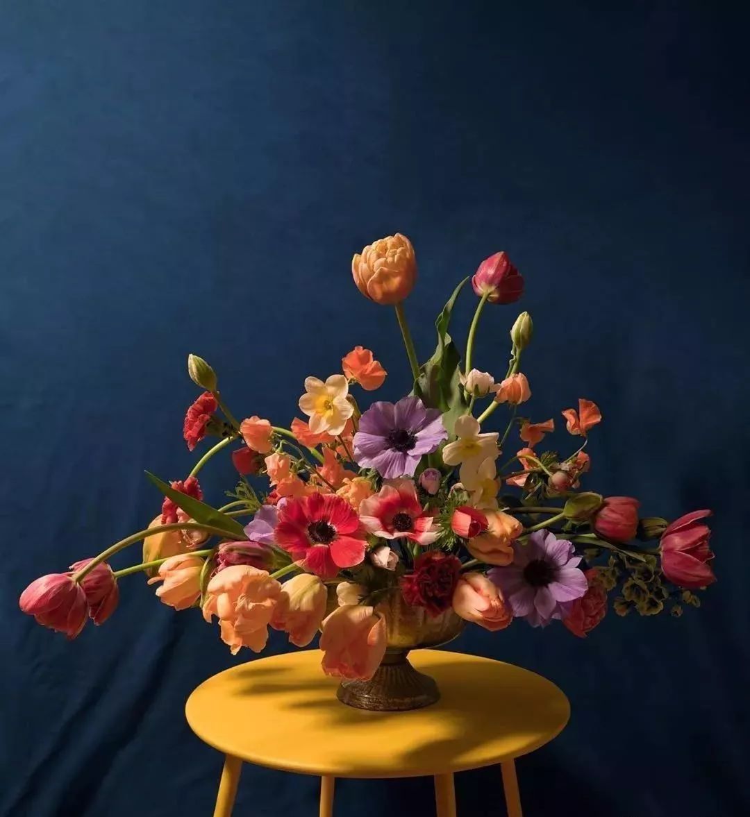 鲜花店日常换水整理花材,花要不要经常换水