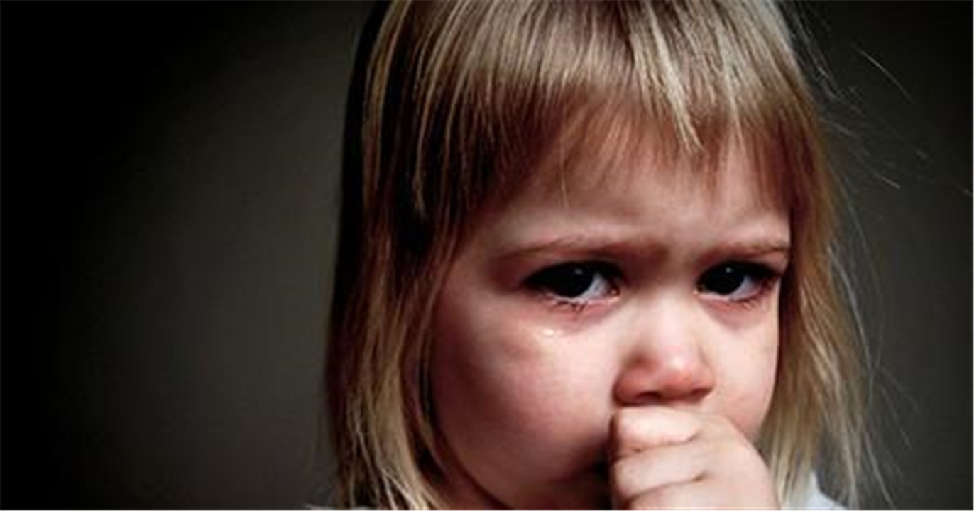 孩子说两句就哭有一颗玻璃心,小孩说一句就哭怎么纠正心理脆弱