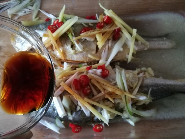 蒸鱼的时候倒料酒吗,蒸鱼什么时候放调料