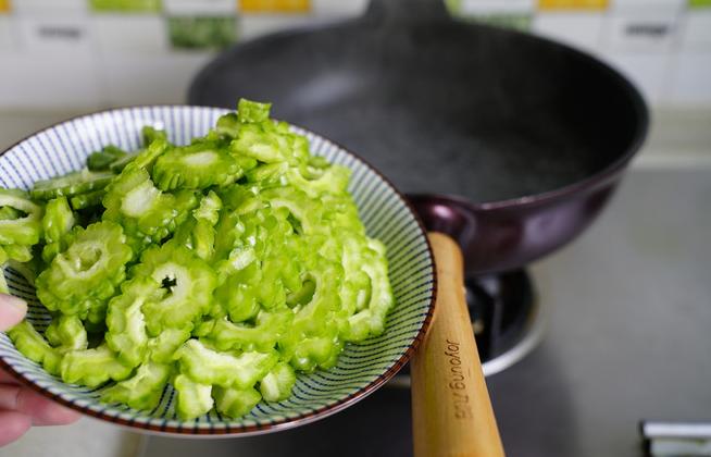 买苦瓜时怎么挑苦瓜不苦呢,买苦瓜要怎么挑