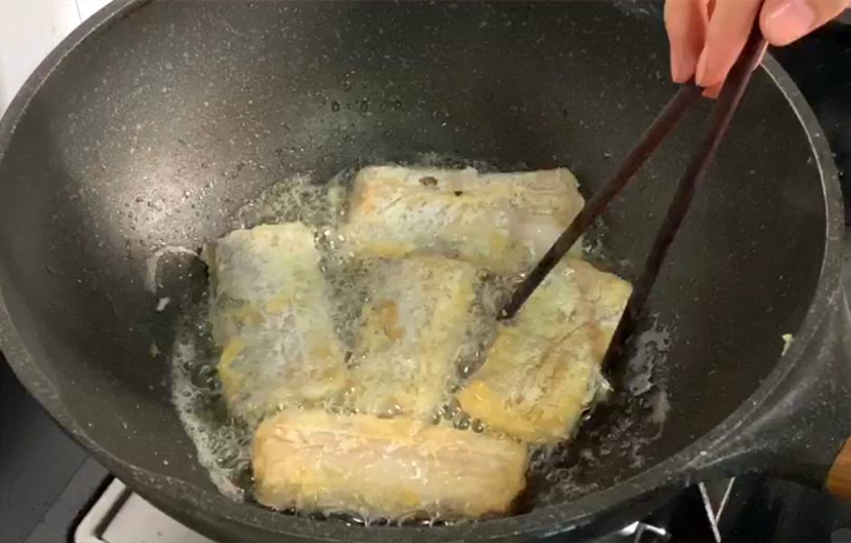 煎带鱼用什么上浆好煎,煎带鱼直接可以裹玉米淀粉吗