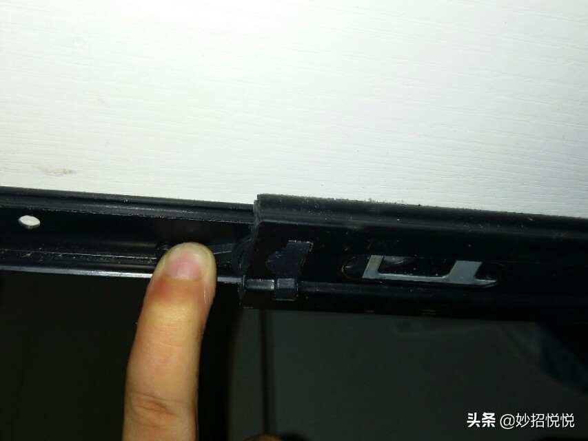 抽屉你会拆卸吗？只要找到这机关，一按一拉就取下抽屉，长知识了