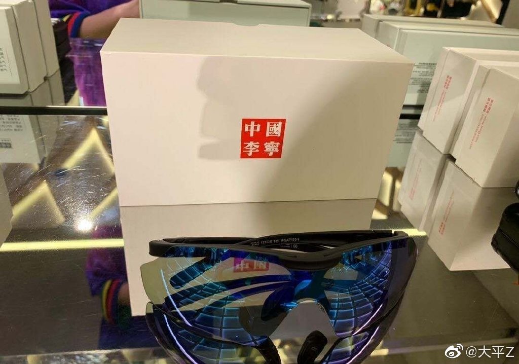 在李宁你不光能买到百纳配色弧ACE，甚至还能买到MAC彩妆