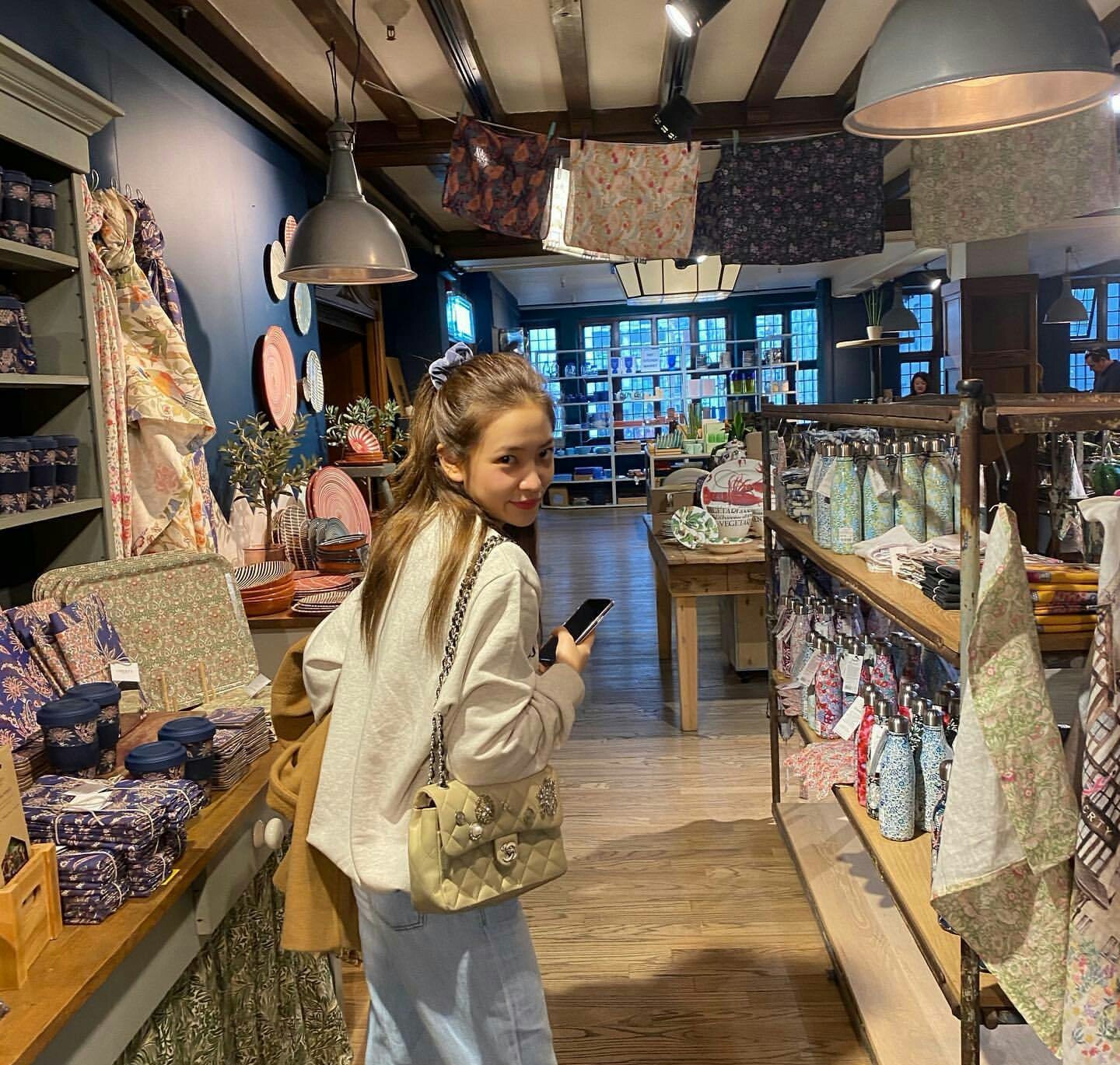 韩国女明星穿工装阔腿裤穿搭,韩国女团穿搭法则清凉显瘦时髦