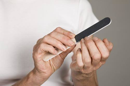 得了灰指甲别着急简单方法教给你,轻松告别灰指甲的方法