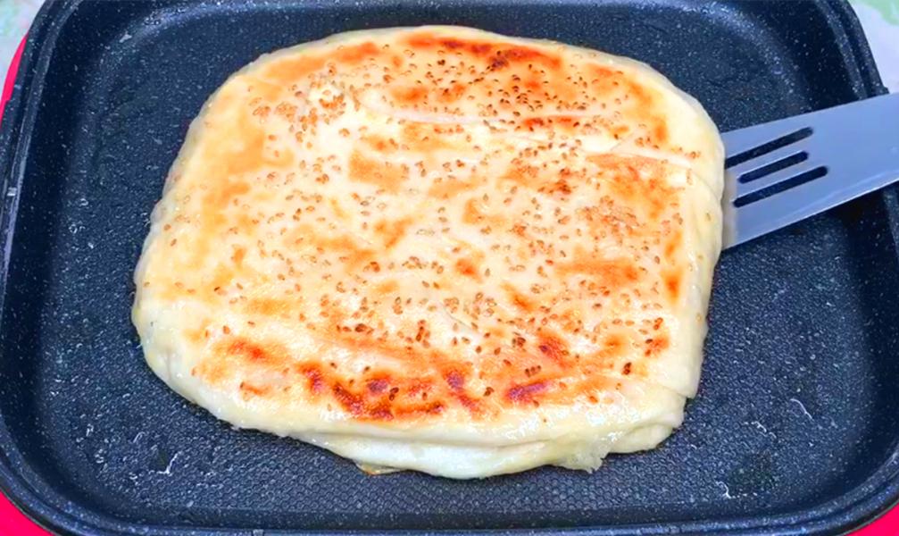 烙饼时，直接烙是大错特错，多加这一步，饼柔软起层，凉了也不硬