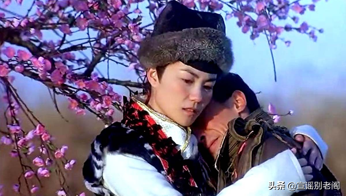 为什么《大话西游》的蜘蛛精一出场，要举着一支桃花？
