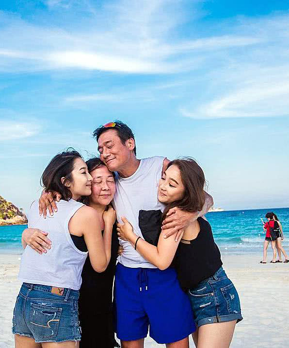 影帝梁家辉沦落摆地摊,梁家辉追虎擒龙摆地摊