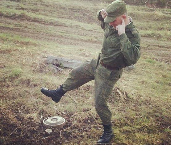 新兵误踩地雷,新兵刚踩到地雷把队长吓坏了