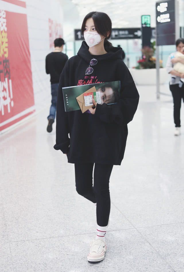 杨超越白衣惊艳韩媒,杨超越下身穿背带裤