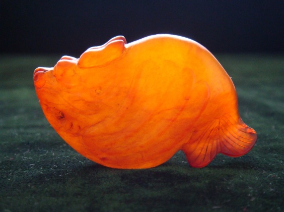 鸡血石与田黄石的结合,硬田黄石与田黄石