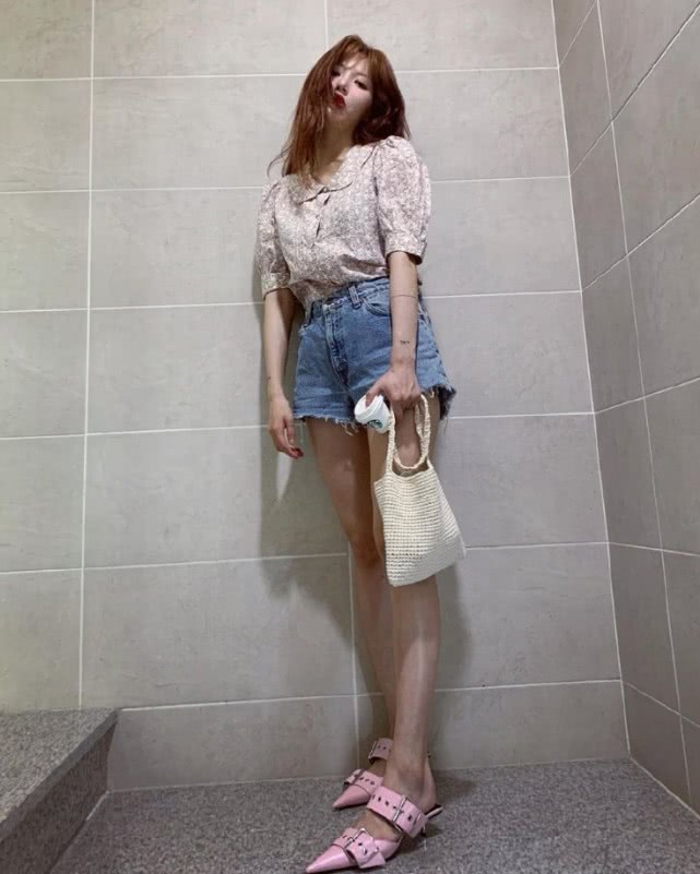 火了金泫雅的粉色“*弹子**鞋”，显脚长2cm，却是无敌显腿细神奇