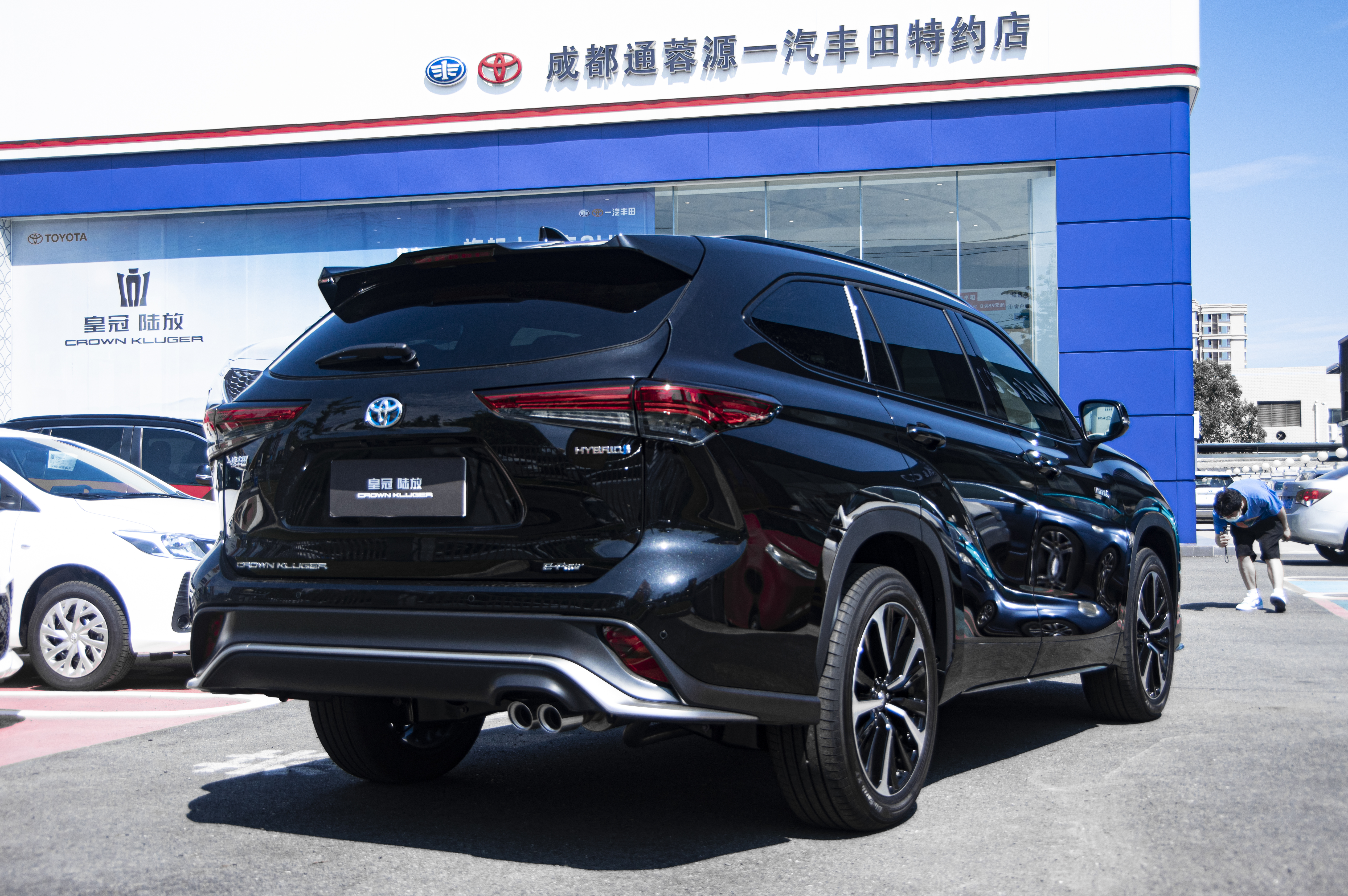 皇冠陆放银色到店实拍,皇冠陆放七座混动版2021长宽高