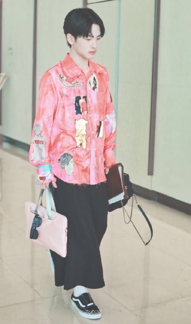 周震南穿7500大牌花衬衣，用红胶带遮盖敏感图案被赞太可爱了